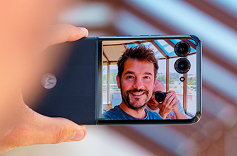 Motorola Razr 50 desplegado